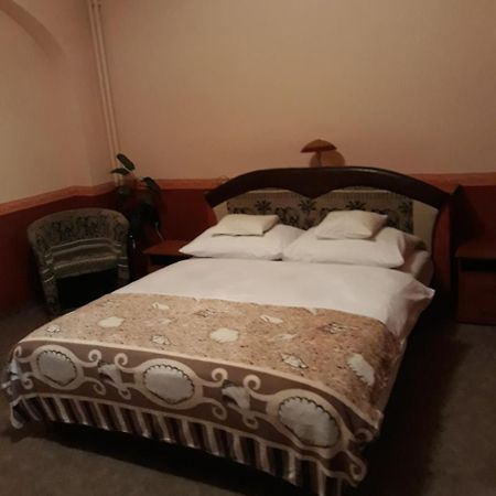Fonix Panzio Hotel Papa Exterior photo