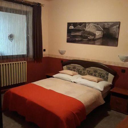Fonix Panzio Hotel Papa Exterior photo