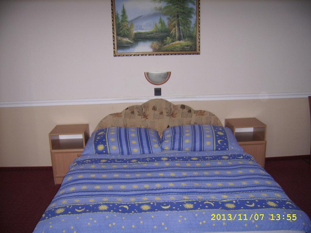 Fonix Panzio Hotel Papa Exterior photo