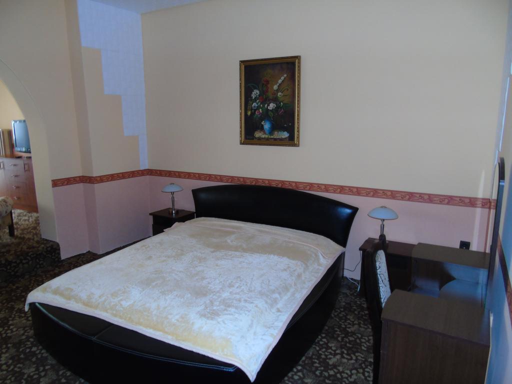 Fonix Panzio Hotel Papa Exterior photo
