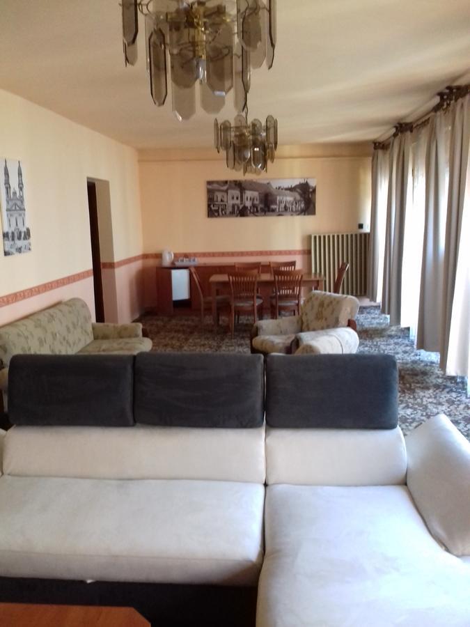Fonix Panzio Hotel Papa Exterior photo