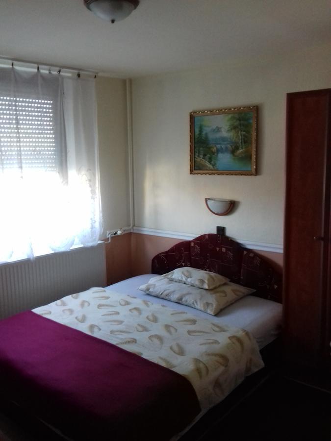 Fonix Panzio Hotel Papa Exterior photo