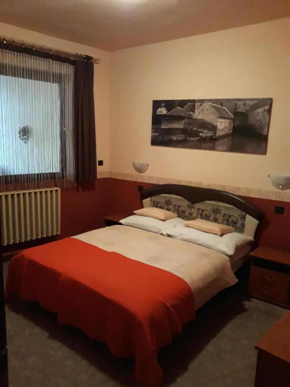 Fonix Panzio Hotel Papa Exterior photo